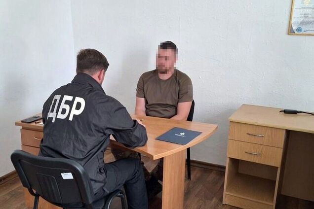 Брав по 6,5 тис. євро: на Буковині викрили правоохоронця, який організував 'схему' з перетином кордону чоловіками. Фото