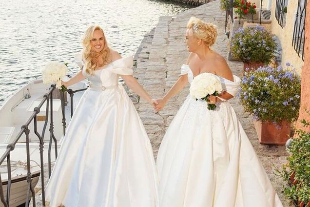 С двумя невестами: появились первые фото и подробности свадьбы Ребел Уилсон и Рамоны Агрумы на Сардинии