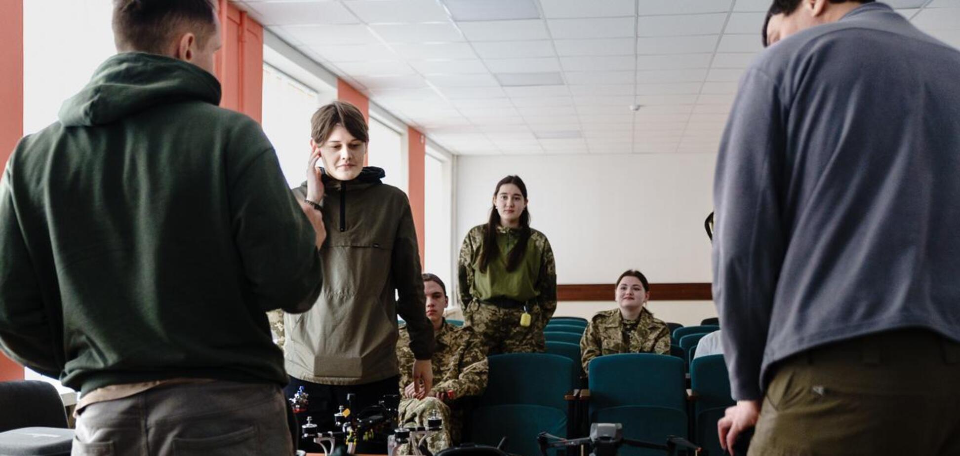 Без поділу на хлопців і дівчат: МОН повідомило, як у школах викладатимуть 'Захист України'