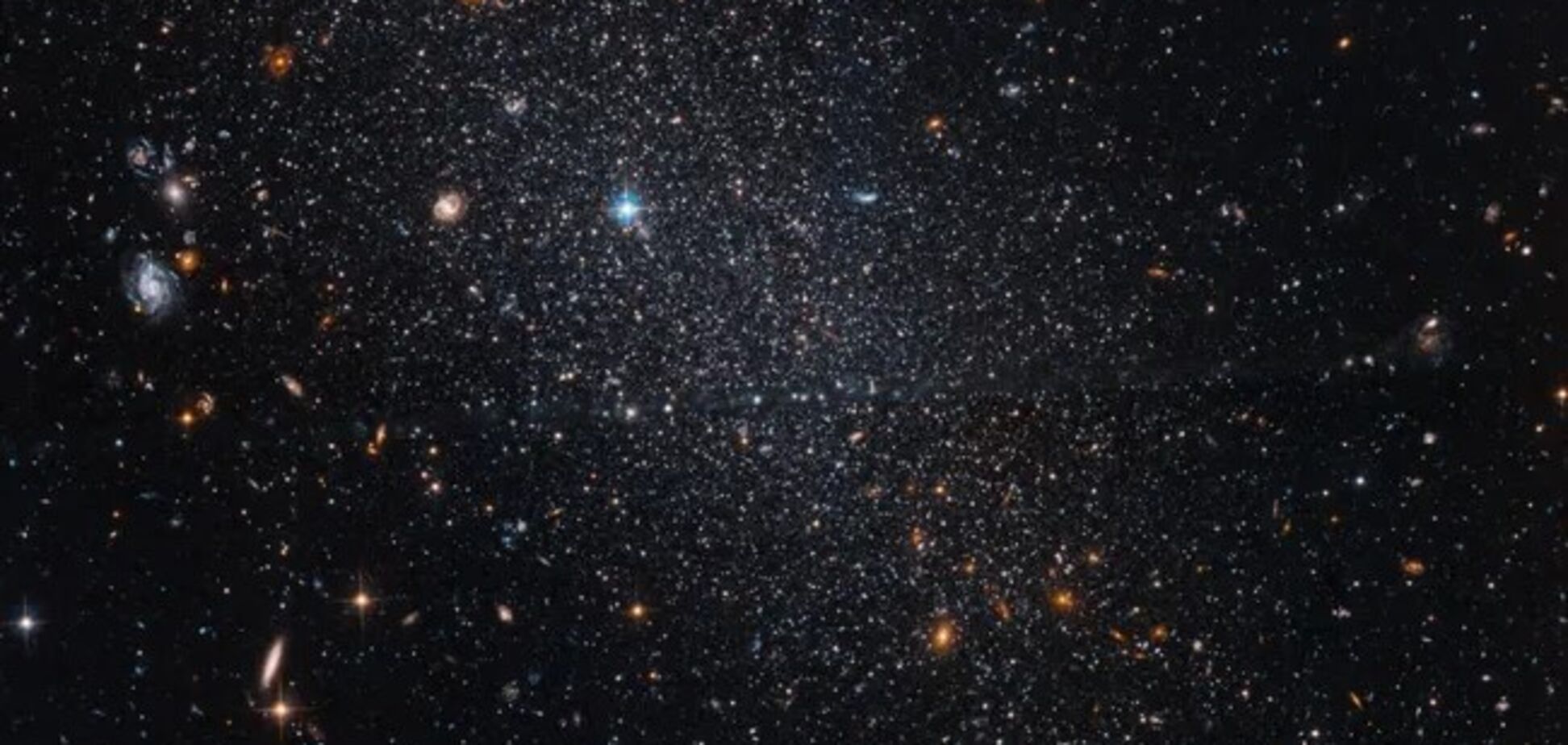 Телескоп Hubble зафиксировал 'космическую окаменелость' в 3 миллионах световых лет от нас. Фото