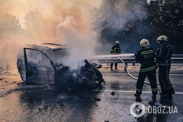 Внаслідок ДТП загорівся легковик