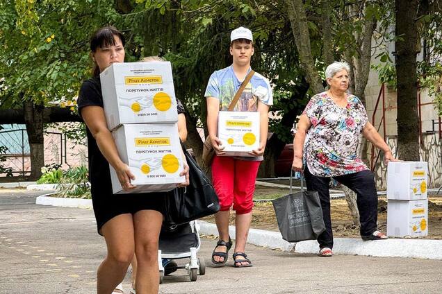 У Кам'янському переселенці з Селидівської та Авдіївської громад отримали проднабори від Фонду Ріната Ахметова