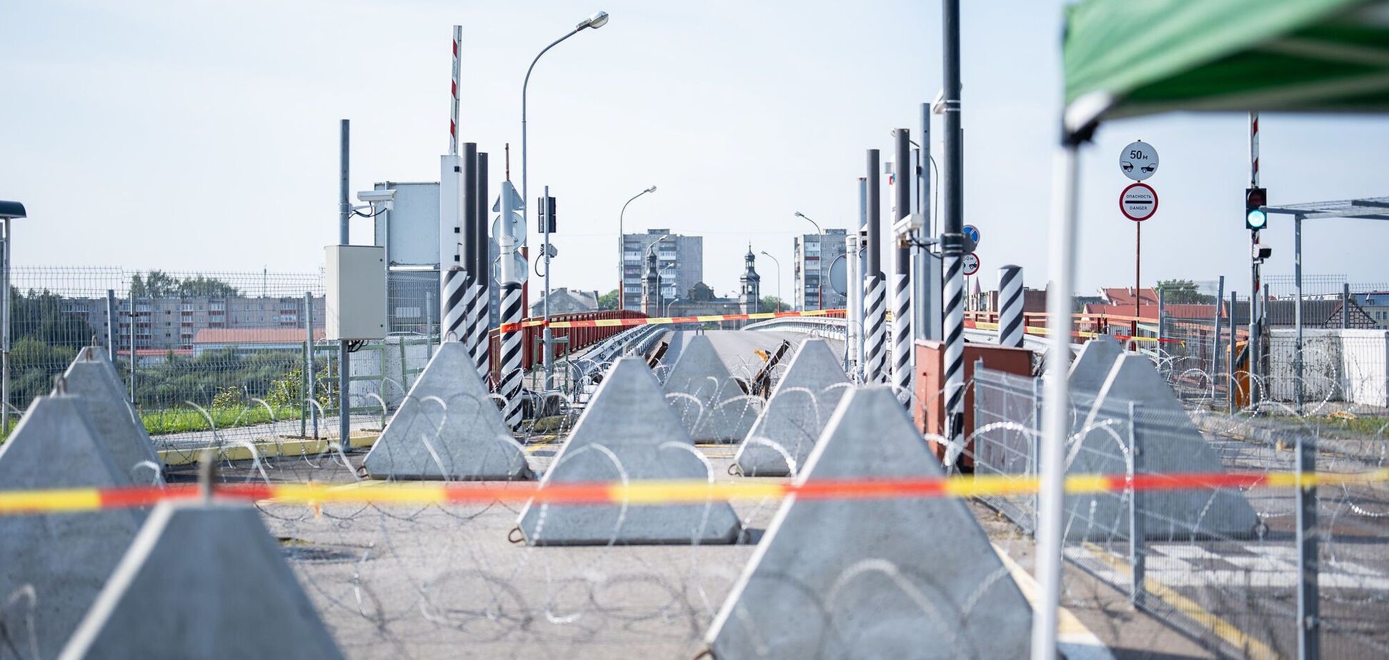 Литва установила противотанковые 'ежи' и 'зубы дракона' напротив моста в Калининградскую область РФ: что происходит