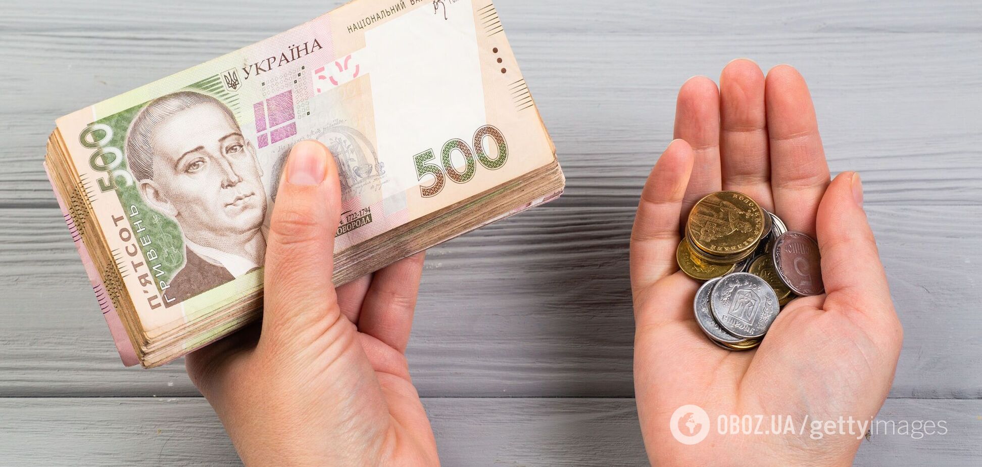 Ілюстративне фото. Людина тримає в руках українські гроші, купюри 500 гривень