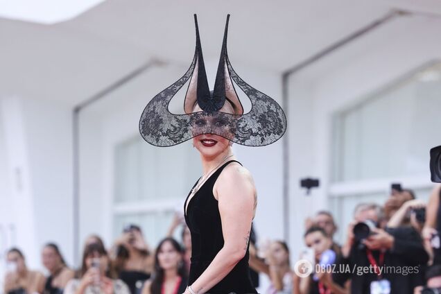 Леді Гага в химерному капелюсі затьмарила всіх гостей Венеційського фестивалю: який вигляд мав фантастичний образ зірки 'Джокера'. Фото