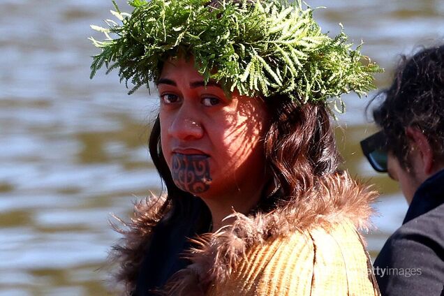 Корінний народ Нової Зеландії обрав нову королеву з татуюваннями на обличчі: коронацію провели одночасно з похороном її батька