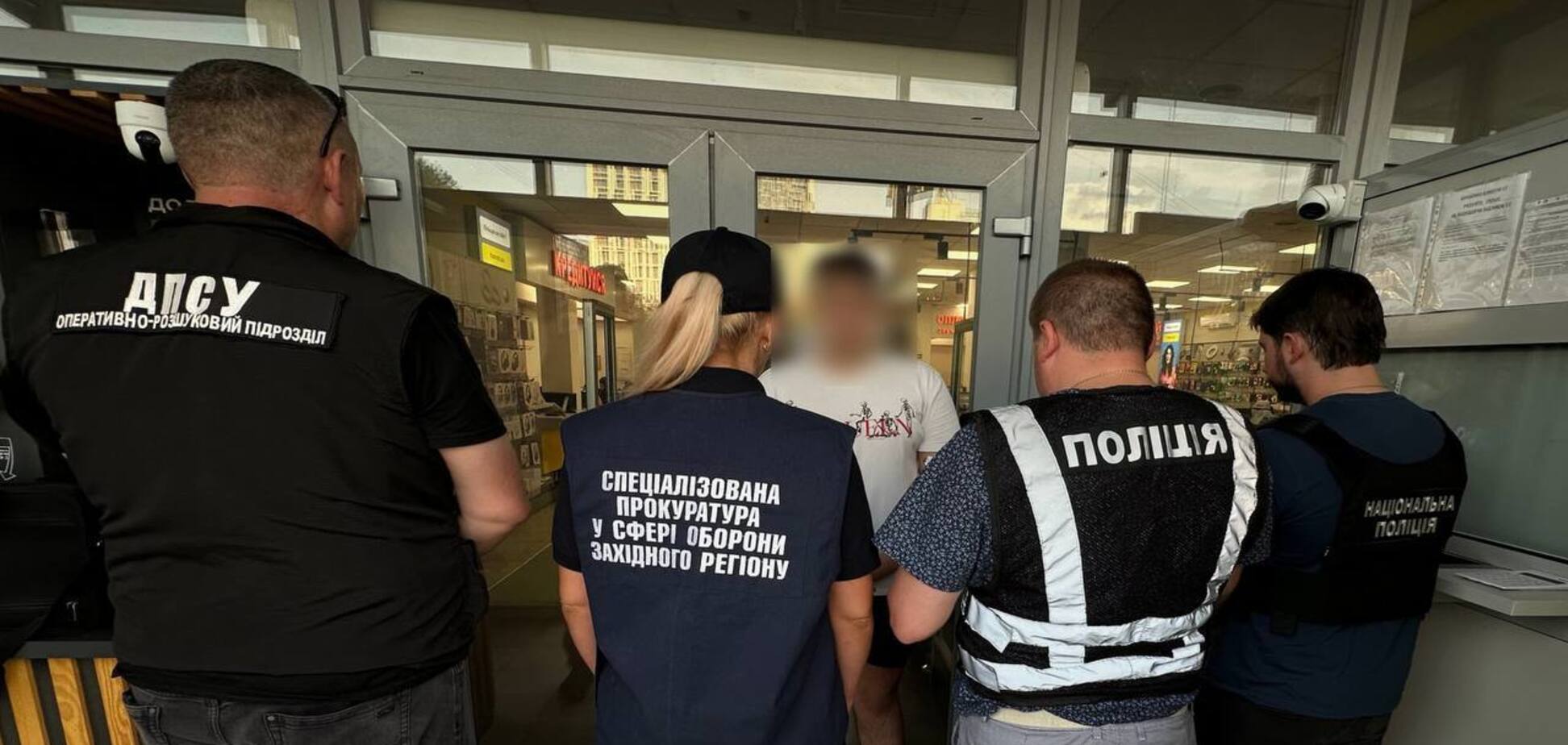 Обіцяв зробити 'документи' для виїзду за кордон: у Львові затримали 19-річного шахрая. Фото