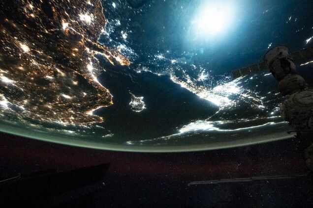 Огненный шар. Астронавт сфотографировал загадочную зеленую вспышку в космосе