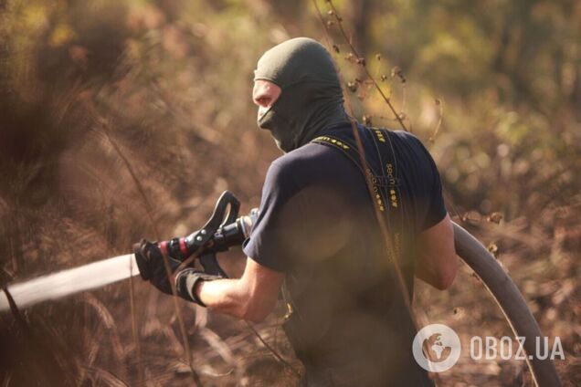 На місці пожежі вже працюють рятувальники