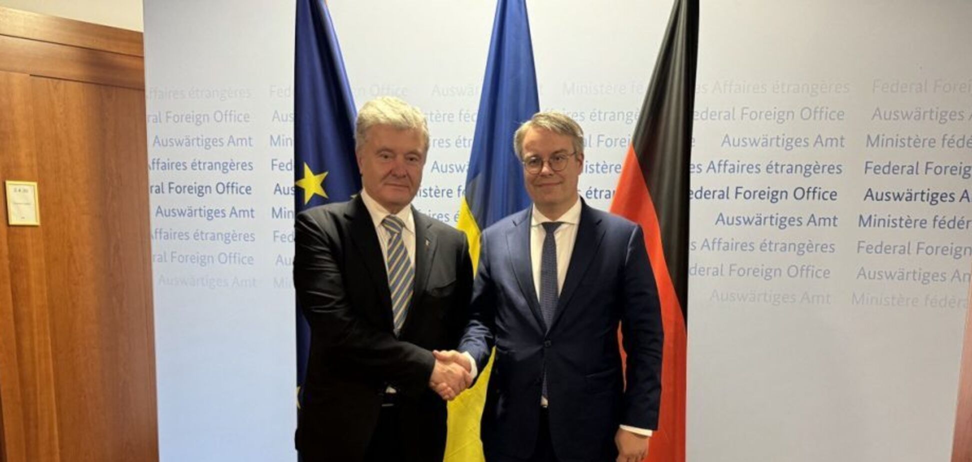 Порошенко в Берлине обсудил с немецкими политиками бюджетную поддержку Украины и передачу дальнобойного оружия