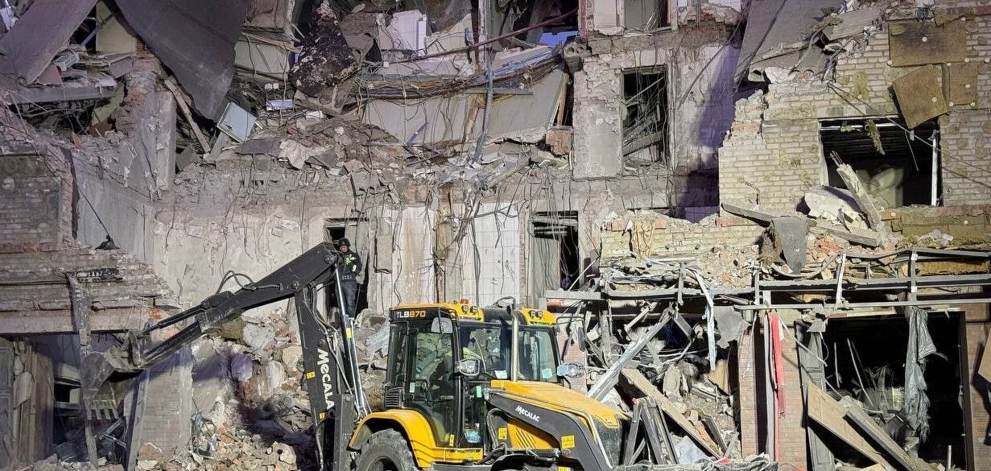 У Миколаївці на Донеччині з-під завалів готелю дістали тіла двох загиблих. Фото