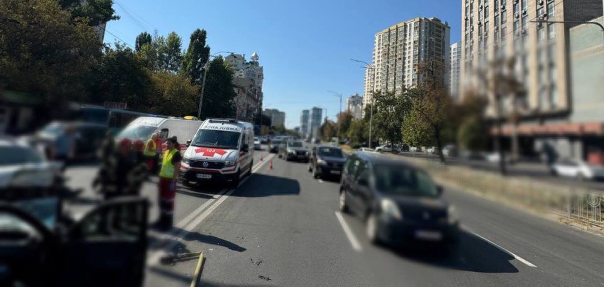 В Киеве на Демеевской произошло серьезное ДТП: одного человека госпитализировали, другого зажало в салоне. Фото и видео