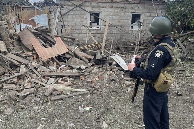 Співробітник поліції на місці ворожого обстрілу