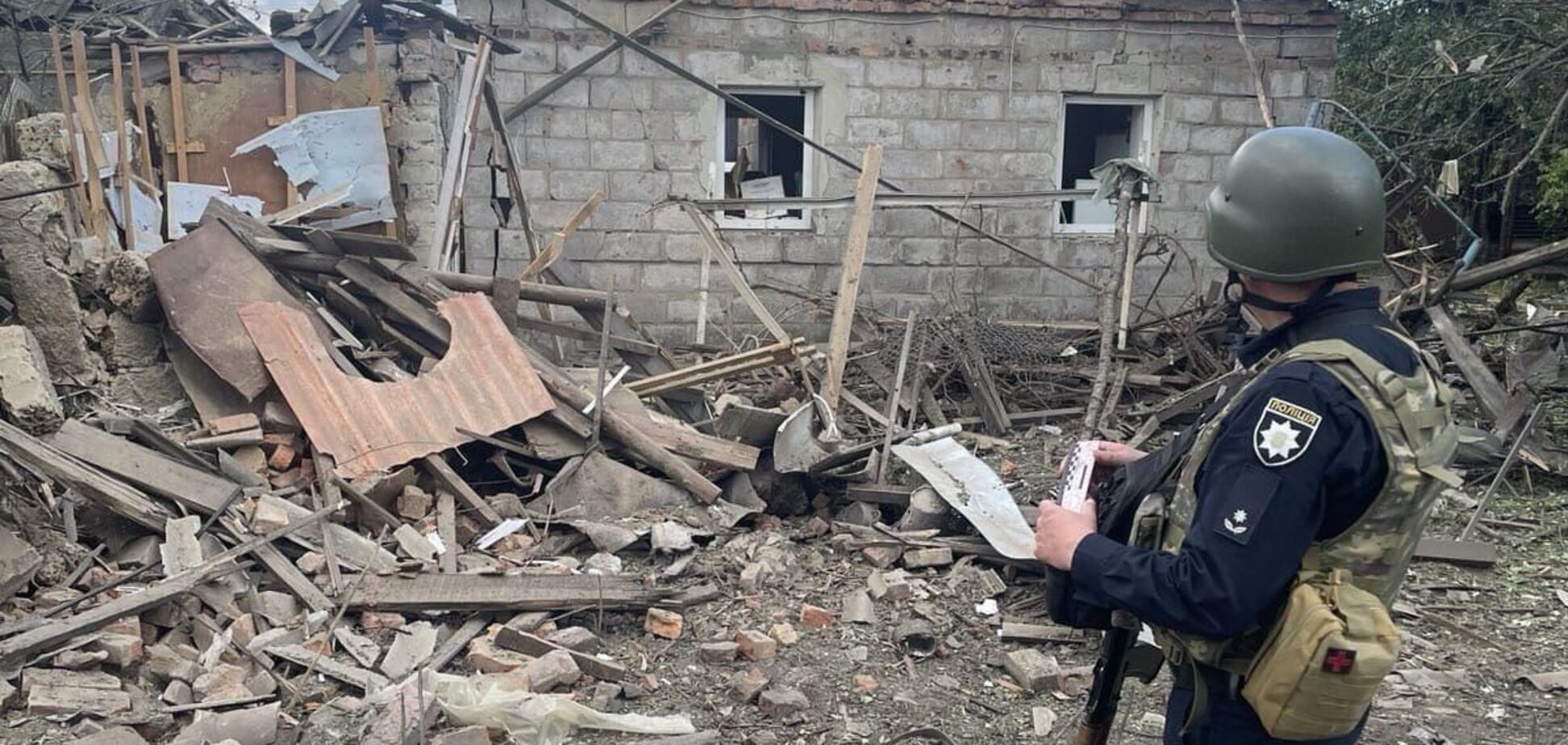 Сотрудник полиции на месте вражеского обстрела