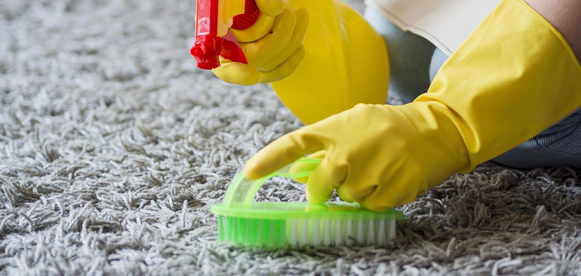 Понадобится всего пять минут: кухонный продукт поможет избавиться от пятен на ковре