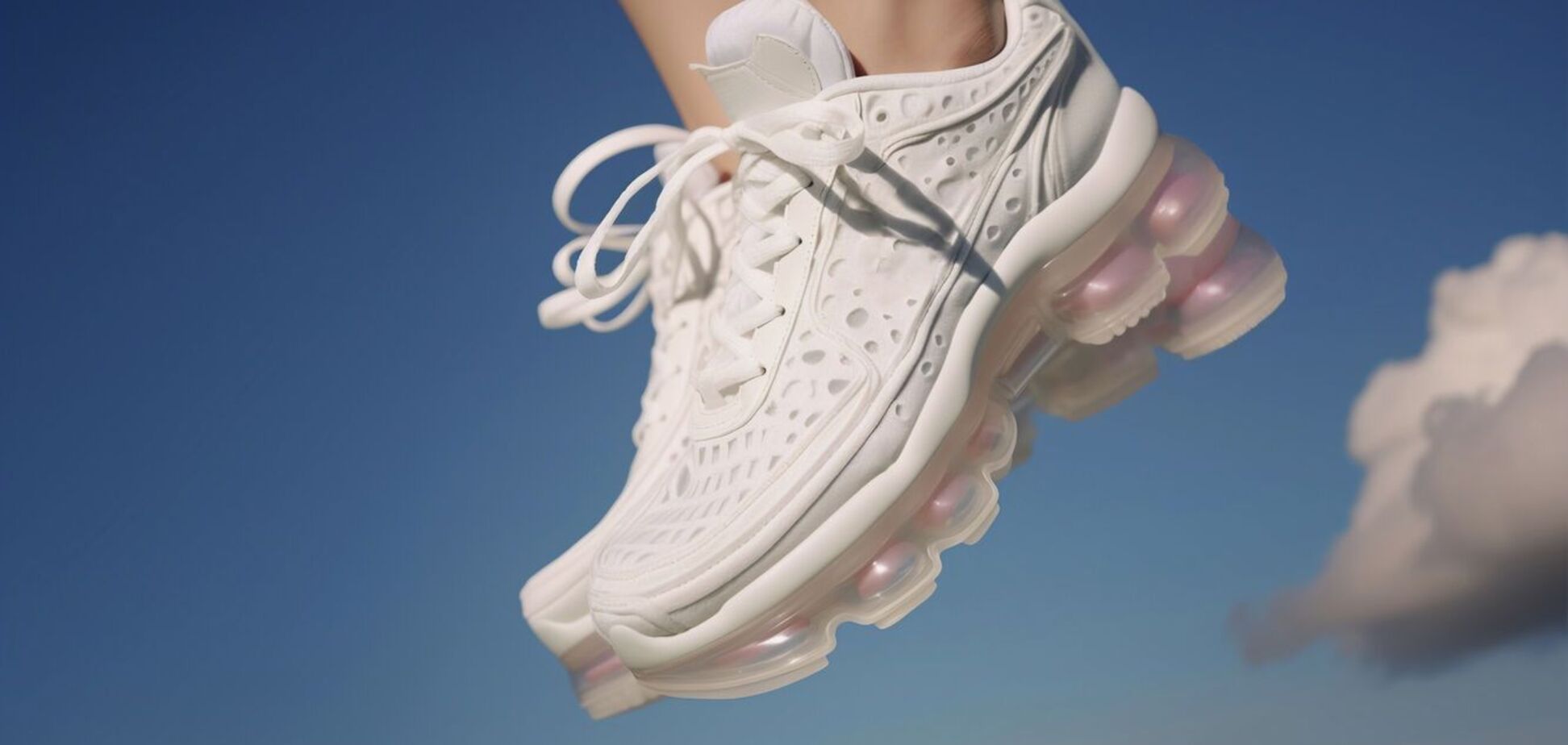 Как отчистить белую обувь до нового состояния: действенный лайфхак