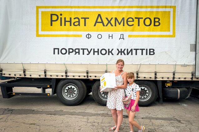 Мешканцям прифронтового Білозерського видали допомогу від Фонду Ріната Ахметова