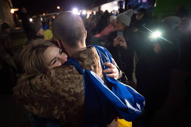 Зеленский рассказал, сколько украинцев удалось вернуть из российского плена в 2024 году. Видео