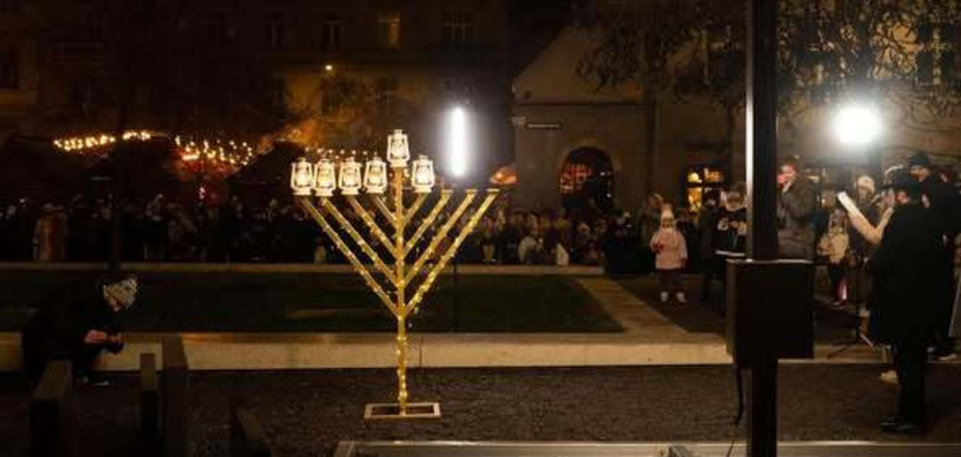 Во Львове злоумышленник погасил Менору, его задержали: говорит, что был нетрезвым. Фото и видео