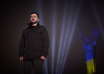 'Серце всіяне шрамами, але за кожним із нас – 'Україна-мати': Зеленський привітав з Новим роком, згадавши усіх героїв і удар по 'Охматдиту'