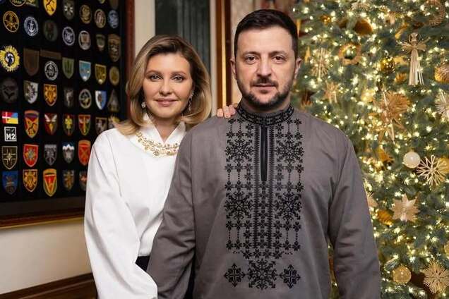 З цікавим намистом і у вишиванці за 8 тисяч гривень: Зеленські показали свої новорічні образи. Фото