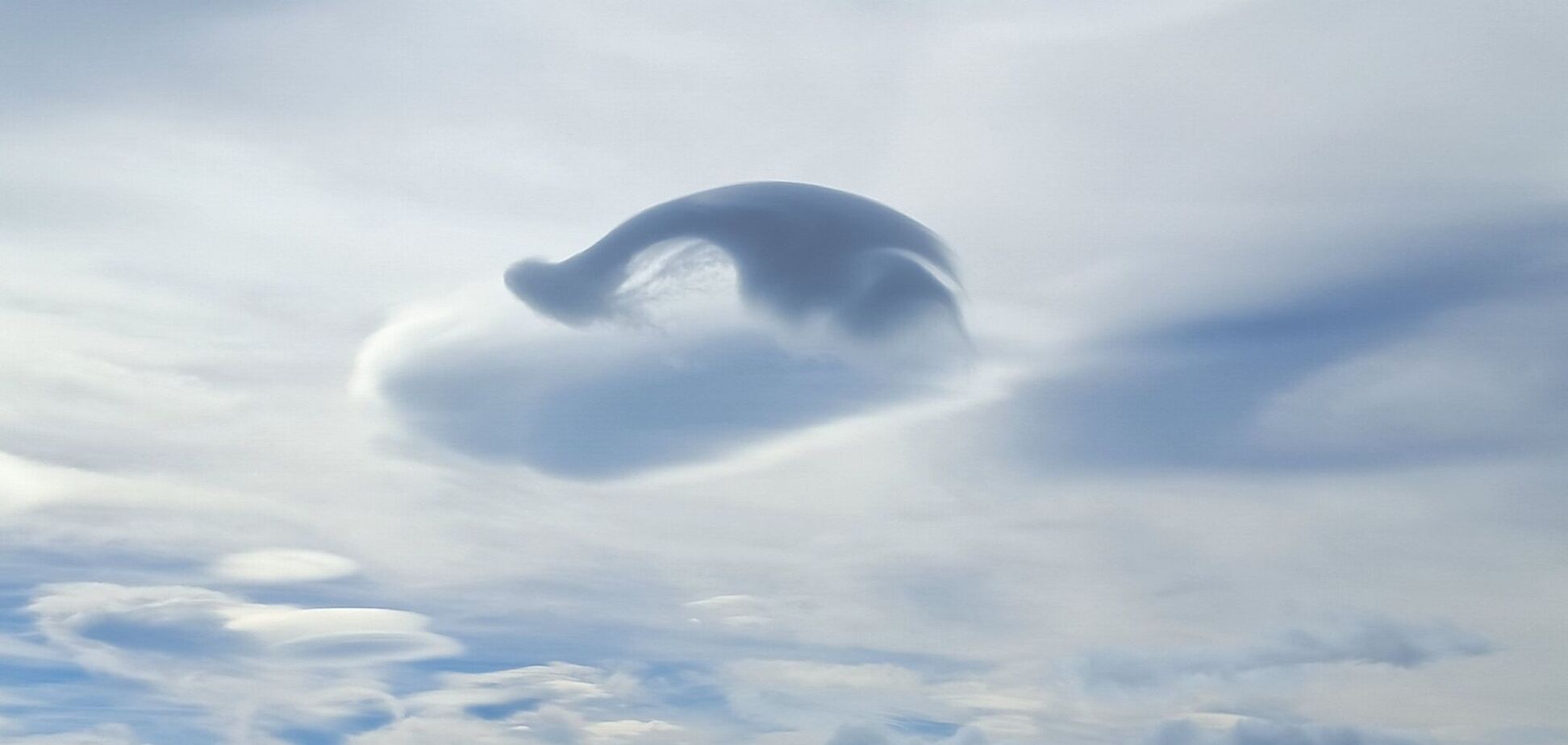 Кит, ныряющий в небесные волны: украинские полярники зафиксировали удивительное явление. Фото