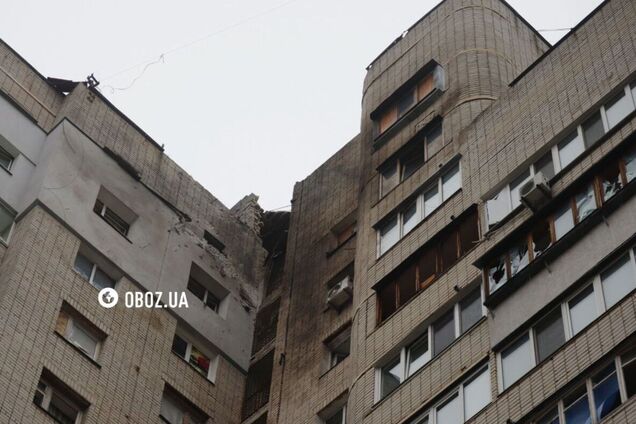 Выбиты окна и поврежден технический этаж: последствия падения обломков дрона на многоэтажку в Киеве. Фото и видео