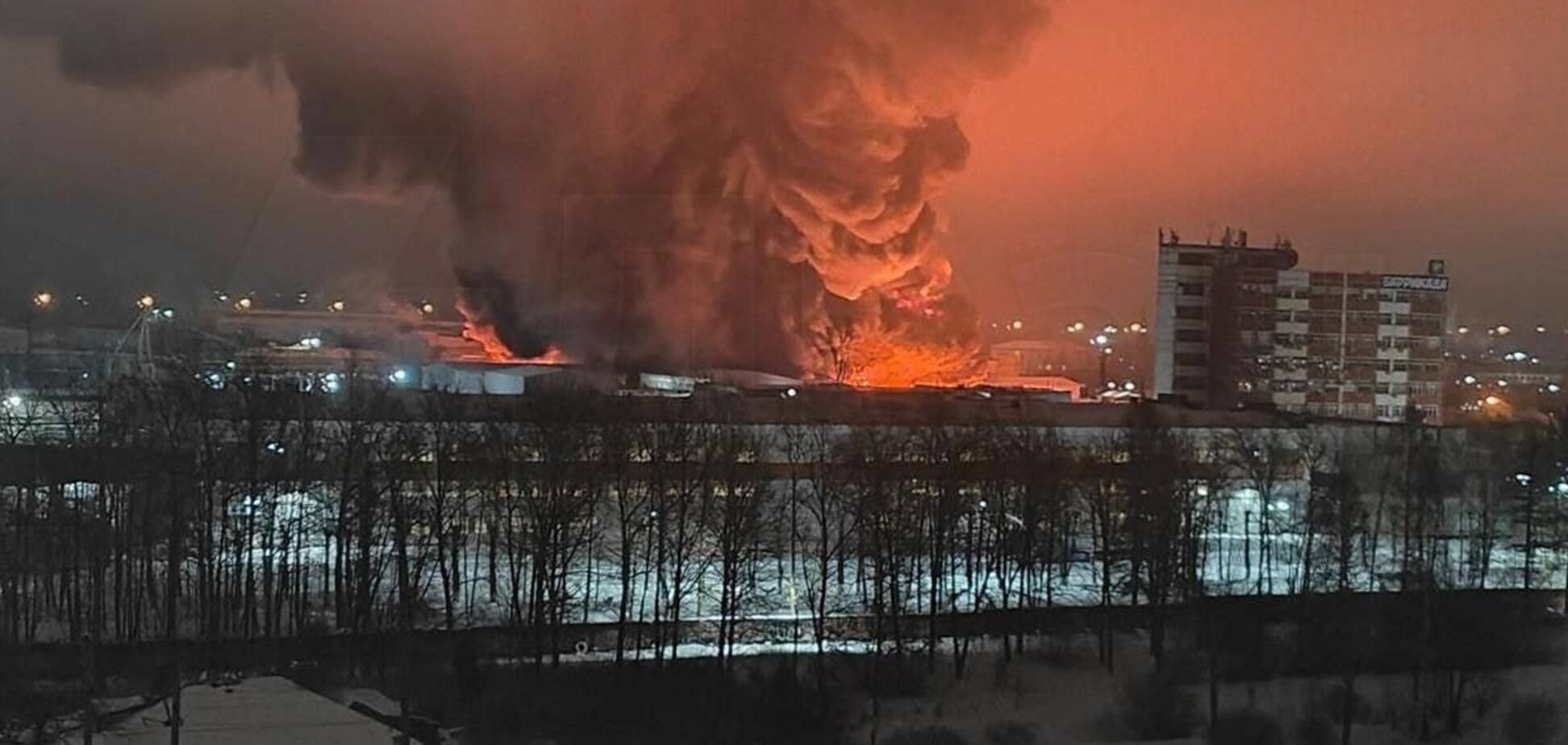 Столбы дыма видны в нескольких километрах: в промзоне в Ленинградской области прогремели взрывы, произошел мощный пожар. Фото и видео