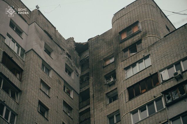 В Киеве обломки 'Шахеда' попали в многоэтажку: появились подробности. Фото и видео