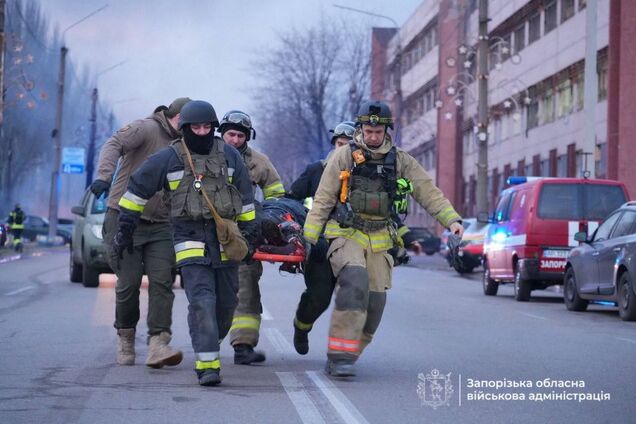 'Одними з перших прибули на місце трагедії': у поліції показали, як рятували людей після удару РФ по Запоріжжю. Відео