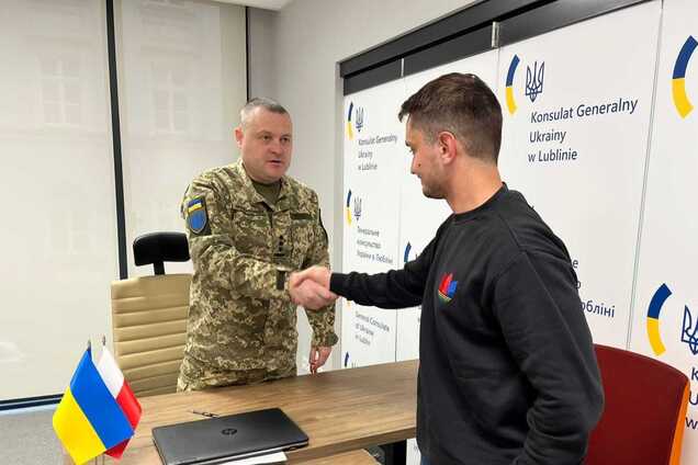 Вторая группа добровольцев Украинского легиона в Польше подписала контракт с ВСУ: среди них женщины