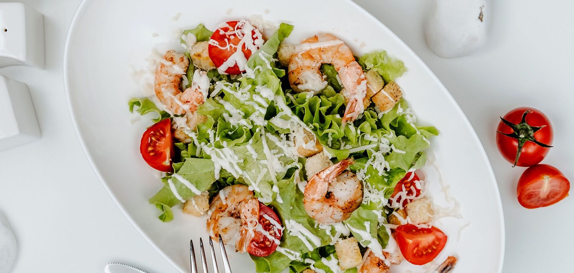 Вкусный и легкий салат, на который не нужно ничего отваривать: рецепт