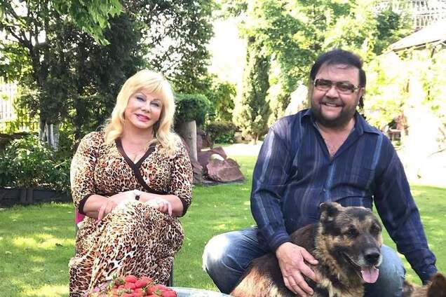 В елочных веточках, но без памятника: жена Виталия Белоножко показала его могилу. Фото, видео