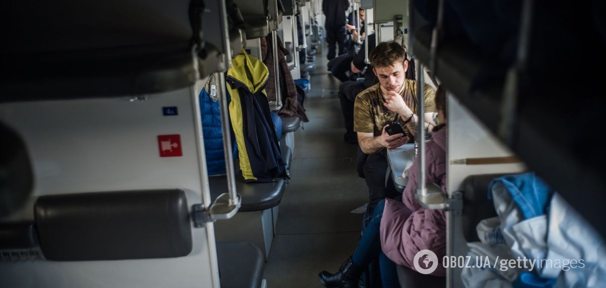 Иллюстративное фото, люди в плацкартном вагоне поезда 'Укрзалізниці'