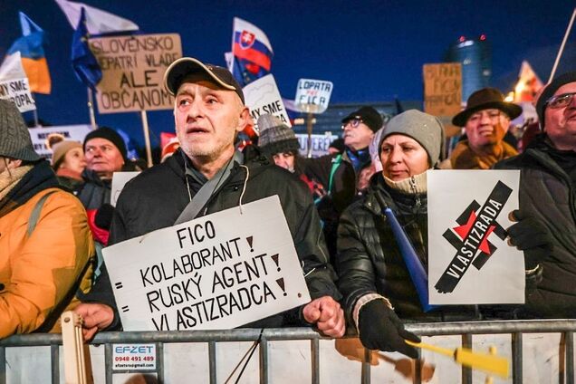 'Фицо – коллаборант и российский агент!' В Братиславе 15 тыс. человек вышли на антиправительственный митинг. Фото