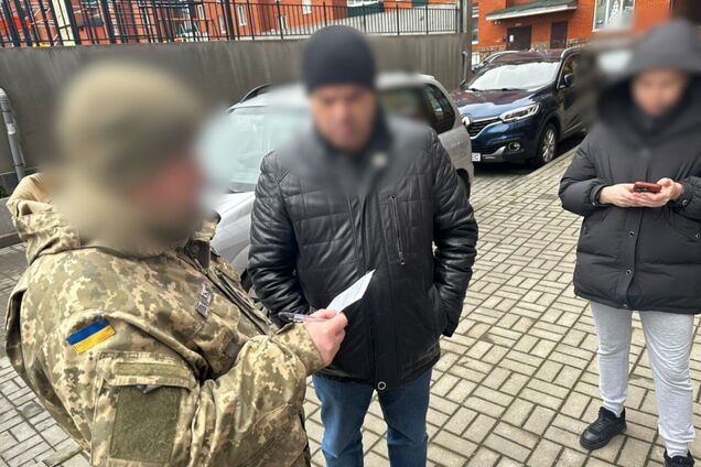 Брали за послуги від 5 до 22 тис. доларів: поліція ліквідувала пів сотні схем незаконного переправлення ухилянтів через кордон. Фото і відео