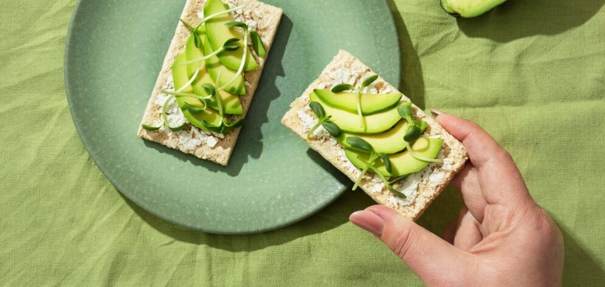 7 здорових та смачних закусок, які допоможуть впоратися з навислим животом