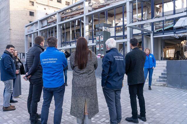 Делегация ООН посетила место удара России по Запорожью. Фото