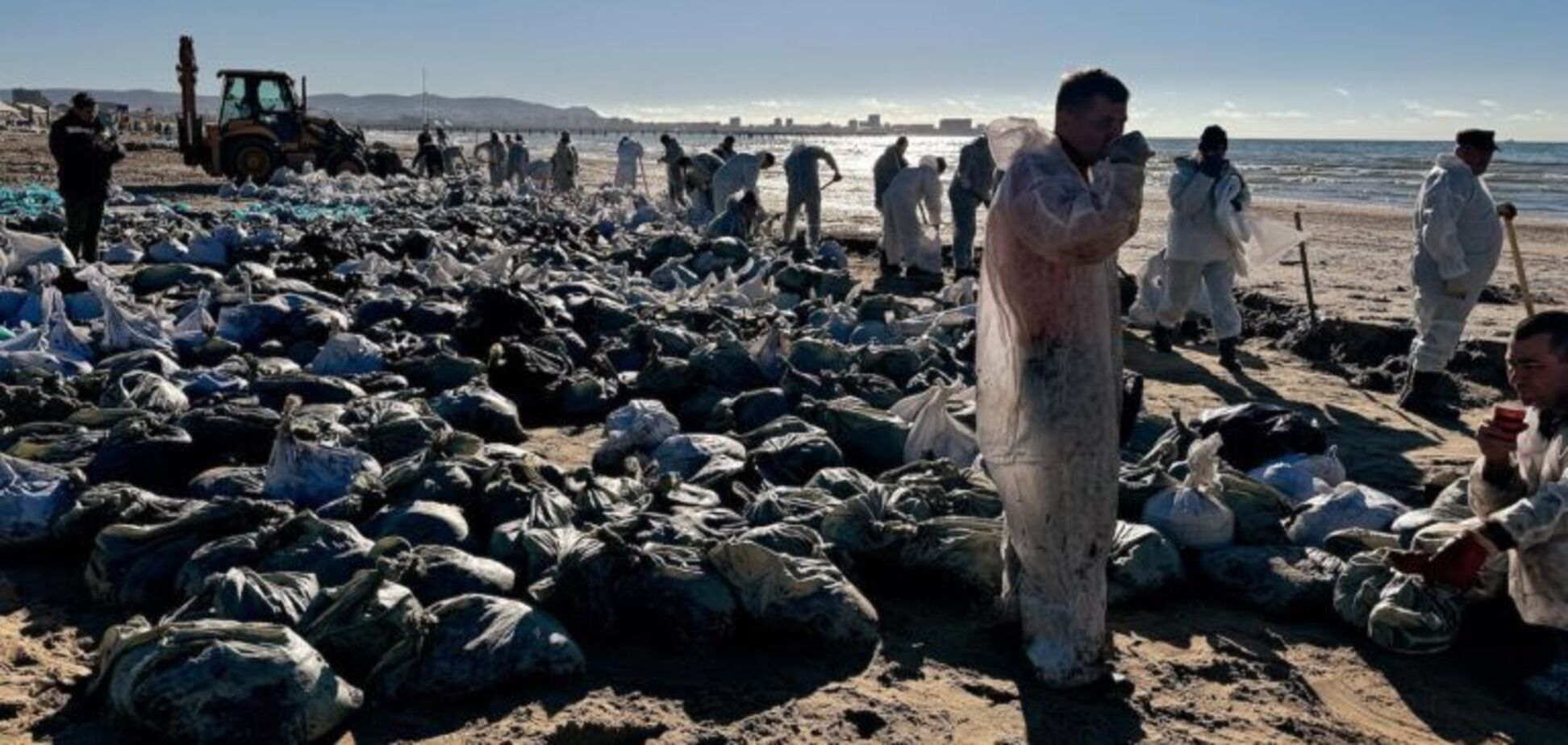 Коли мазут із затонулих російських танкерів досягне берегів Одеси: український вчений розповів подробиці катастрофи