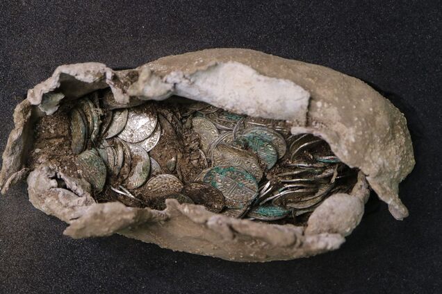 'Я тремтів, коли його розкопав': в Англії знайшли скарб рідкісних монет XI століття