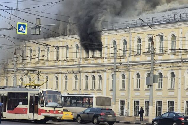 Піднявся вогонь, валить дим: у російській Тулі спалахнув військовий госпіталь. Відео