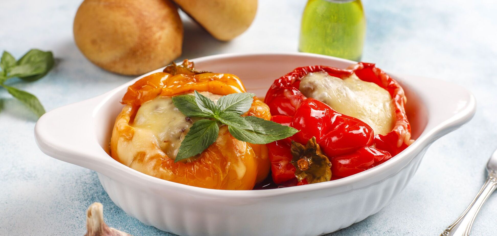 Запеченные перцы на подушке из феты: вкусная и оригинальная закуска на праздник