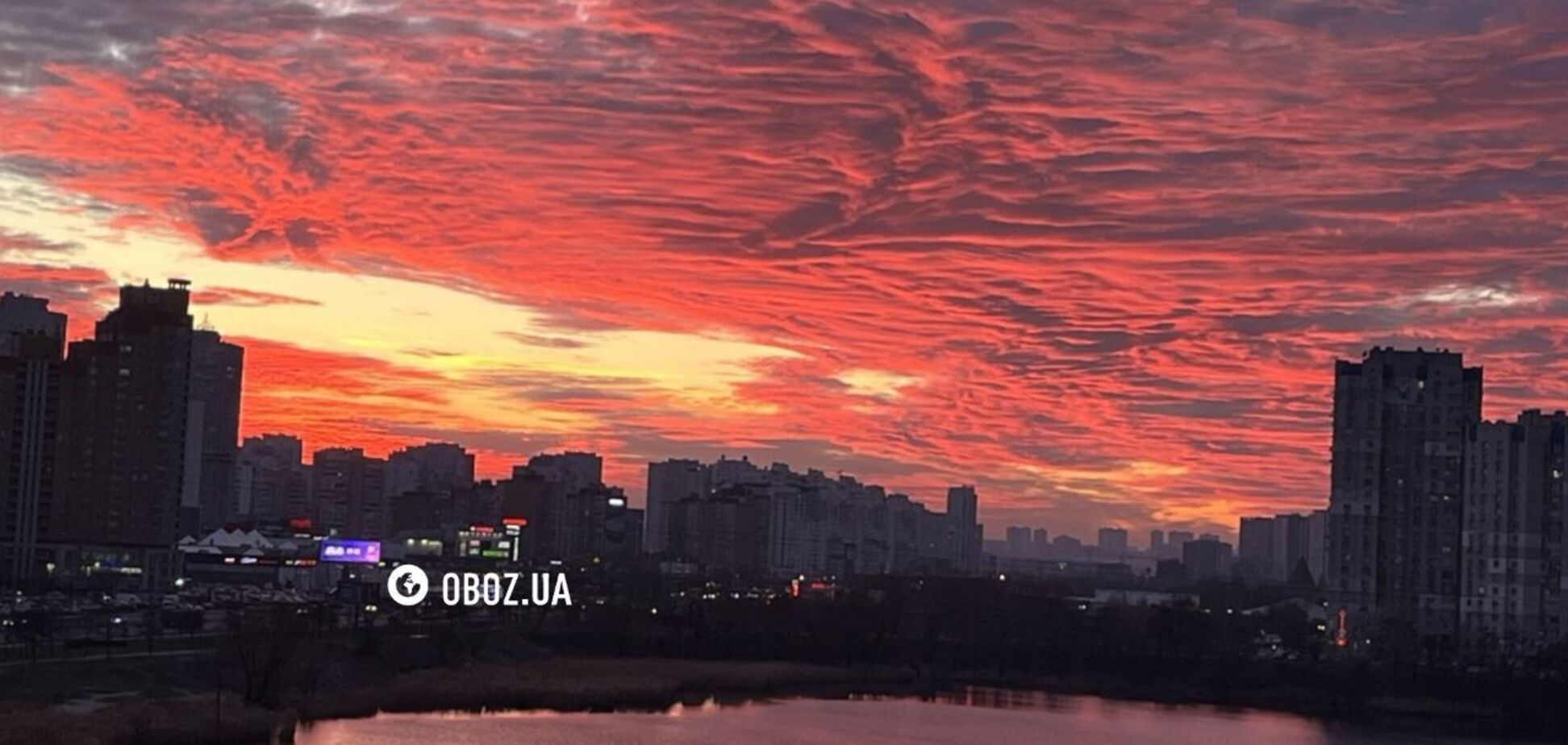 У Києві спостерігали вражаючий 'вогняний' захід сонця. Фото та відео