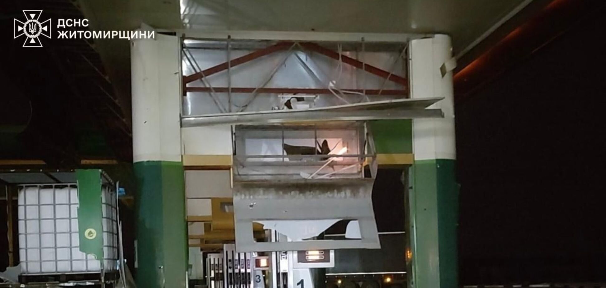 На Житомирщине в результате вражеской атаки повреждена АЗС: есть пострадавший. Фото