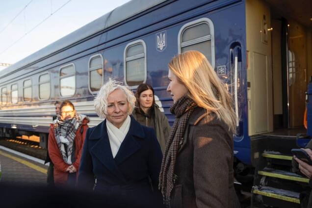 До Києва приїхала спікерка Латвії Дайга Мієріня: її зустріла Олена Кондратюк. Фото і відео