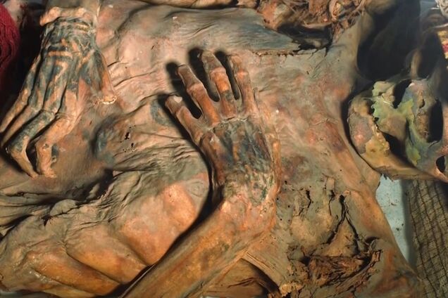 Лазеры обнаружили скрытые узоры на татуировках 1200-летних мумий Перу