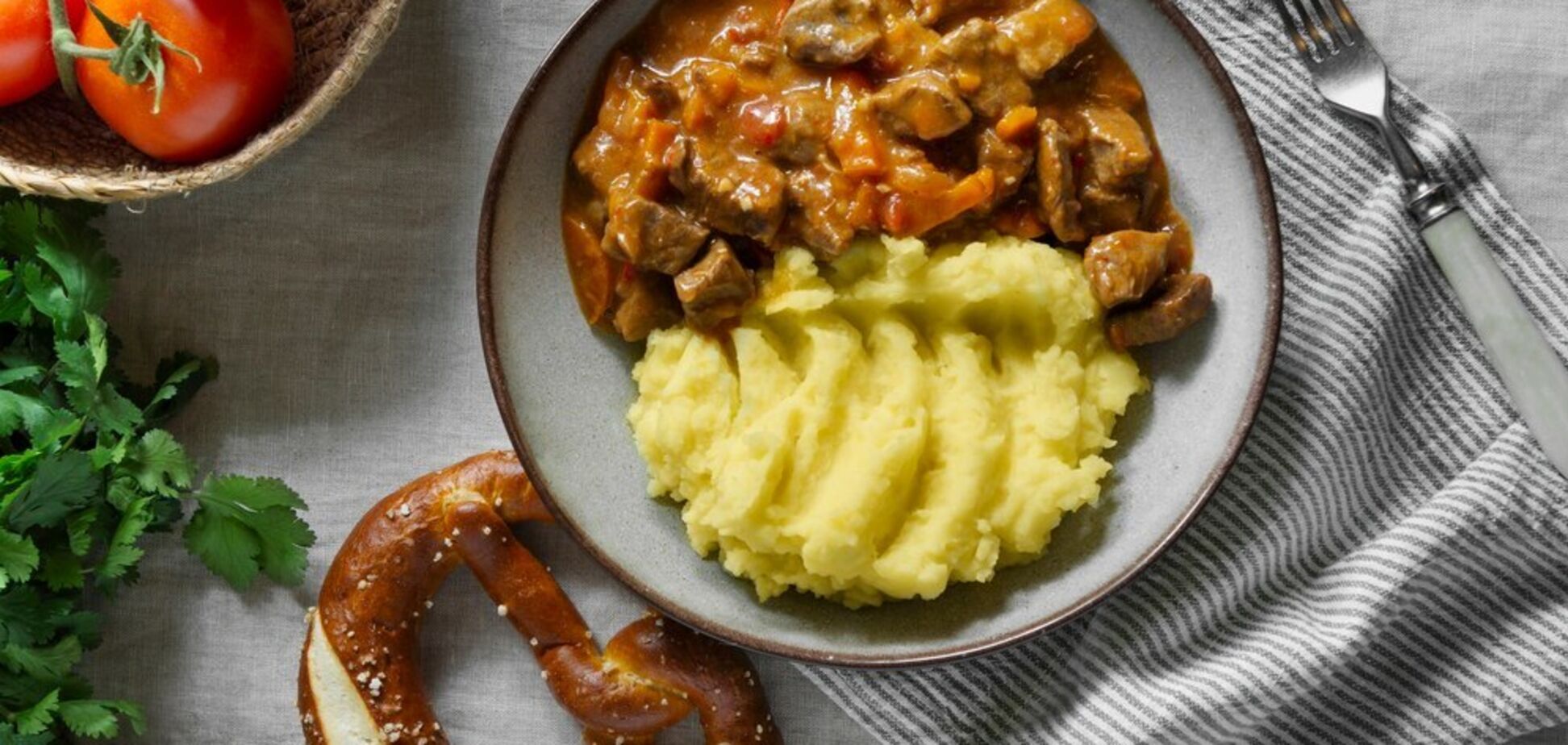 Як приготувати соковиту підливку до картоплі зі свинини: вийде смачно і бюджетно