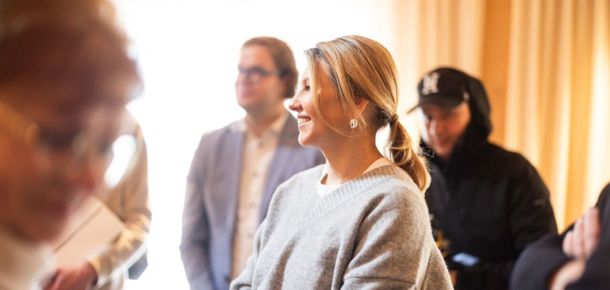 В свитере и пальто: Зеленская показала редкий расслабленный образ, который легко повторить. Фото