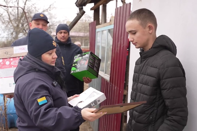 Навпомацки виніс на руках: на Миколаївщині 16-річний хлопець врятував молодшого брата на пожежі. Відео 