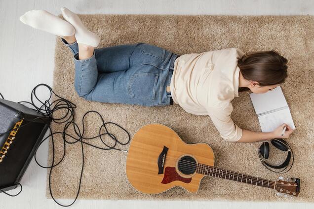 Люди, играющие на инструментах, скорее усвоят второй язык: результаты исследования